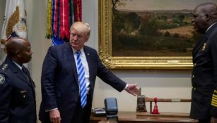 Trump dialoga con elementos de seguridad en la Casa Blanca