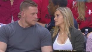 JJ Watt y Kealia Ohai, durante el partido de los Rockets