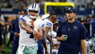 Dak Prescott y Tony Romo durante un partido