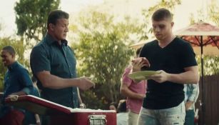 Canelo recibe un pedazo de carne por parte de Stallone