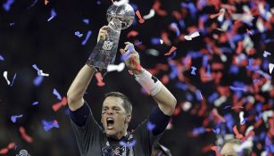 Tom Brady levanta el Vince Lombardi tras el SB LI