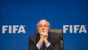 Joseph Blatter se muestra pensativo durante conferencia 