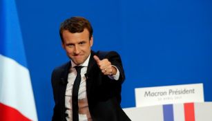 Emmanuel Macron al momento de realizar su voto