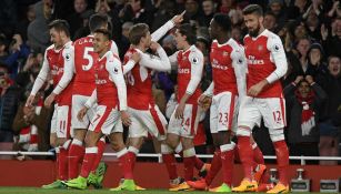 Jugadores del Arsenal festejan tras vencer al Leicester