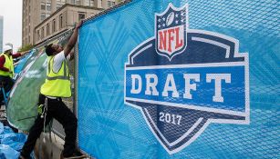 El staff de la NFL coloca los letreros previo al Draft 2017