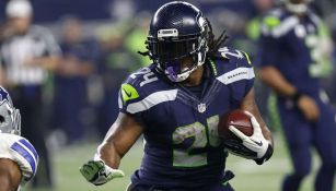 Marshawn Lynch intenta esquivar un tacleo 