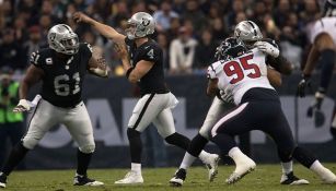 Derek Carr lanza un pase en el Estadio Azteca