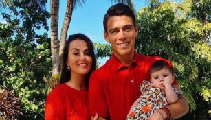 Héctor Moreno posa junto a su esposa mientras carga a su hija