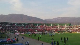 Aficionado en la cancha del Estadio Victor Manuel Reyna.