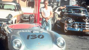 James Dean presume su Porsche, en el cual perdió la vida