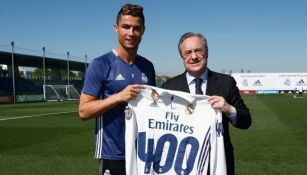 CR7 recibe jersey conmemorativo de Florentino Pérez 