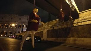 Maniquíes de los jugadores de la Roma, colgados en un puente