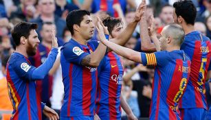 Jugadores blaugranas celebran la victoria en Camp Nou