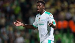 Djaniny Tavares reclama una decisión al árbitro