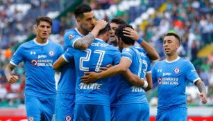 Jugadores de Cruz Azul celebran un gol