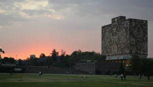 Una foto de la Biblioteca Central al atardecer