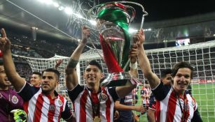 Alan Pulido carga la Copa Mx tras ganarla con Chivas