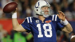 Peyton Manning a punto de lanzar un pase con los Colts