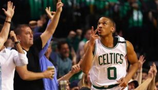 Bradley celebra una anotación en el TD Garden