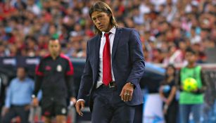 Almeyda observa una acción en el Clásico Tapatío