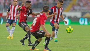 Clifford Aboagye disputa el balón durante el Clásico Tapatío