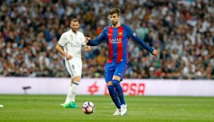 Piqué conduce el balón durante el duelo contra Real Madrid