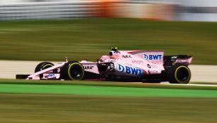 Checo Pérez, toma una curva en el GP de España 