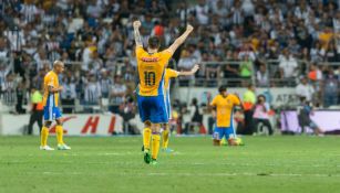 Gignac levanta los brazos tras el silbatazo final del juego de Vuelta de Cuartos de Final