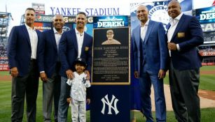 Jeter posa junto a la placa develada en su honor