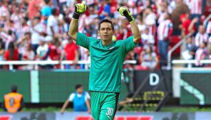 Rodolfo Cota celebra el gol de Chivas en el Clásico Tapatío