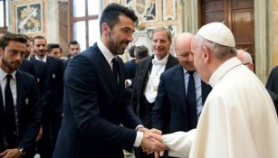 Papa Francisco le da la mano a Buffon