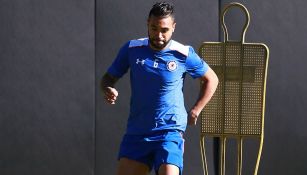 Julián Velázquez, en un entrenamiento de Cruz Azul