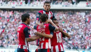 Los elementos de Chivas festejando el gol en la Vuelta frente a Toluca