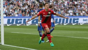 Chicharito celebra un gol con el Bayer Leverkusen