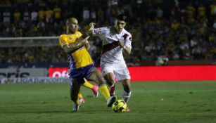 Pizarro y Pulido pelean un balón en un partido