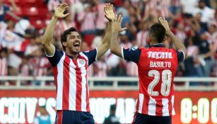 Oswaldo Alanís y Juan Basulto celebran un gol