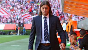 Matías Almeyda camina junto a su banca en un juego de Chivas