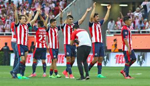 Los jugadores de Chivas agradecen a su público tras avanzar a la Final