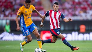 Ayala y Pulido pelean un balón en el Estadio Chivas