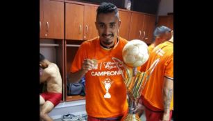 Alfonso Nieto posa junto al trofeo que ganó con el Herediano 