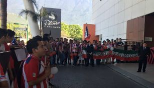 Aficionados esperan a Chivas en el hotel de concentración