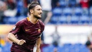 Totti celebra uno de sus últimos goles con la Roma