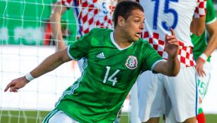 Chicharito corre tras convertirse en el goleador histórico del Tri