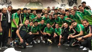 Chicharito y sus compañeros posan con la bota dorada