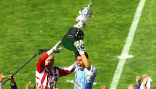 Oswaldo Sánchez junto a Adolfo Bautista levantan el trofeo de Campeones en 2006