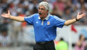 Ricardo Ferretti en un partido de los Tigres