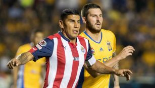 Salcido y Gignac esperan un balón durante el partido de Ida de la Final