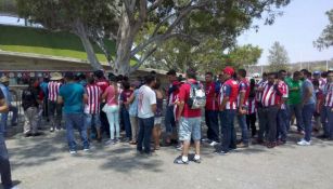 Aficionados formados en las taquillas del Estadio Chivas