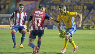 Sánchez y Aquino disputan un balón en la Final de Ida