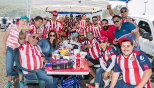 Seguidores de Chivas convierten la espera en una fiesta familiar 